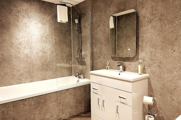Lovely 3 Bedroom Apartment With Private Garden In Edinburgh City Centre Dış mekan fotoğraf